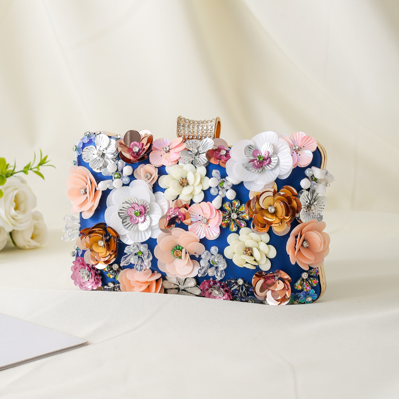 Bolso de mano con flores de primavera