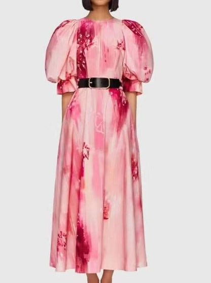 Vestido estampado rosa con cuello redondo y mangas abullonadas