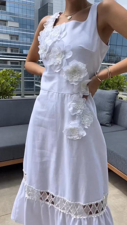 Weißes Midikleid mit 3D-Blumen 